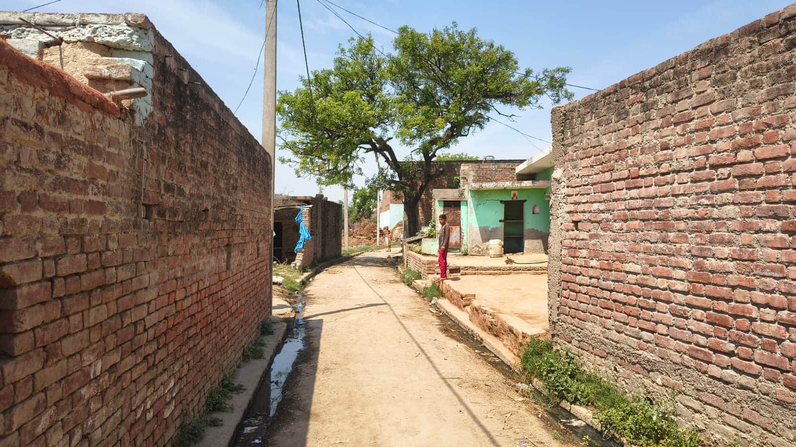 फोटो-15 गांव गुजरपुर पमारान में सूनी पड़ी गली। संवाद