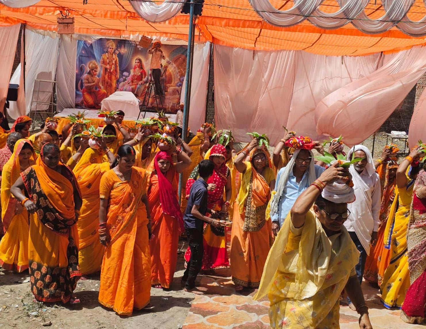 फोटो-23-कलश यात्रा में सिर पर कलश रखे शामिल महिलाएं। स्रोत: आयोजक।