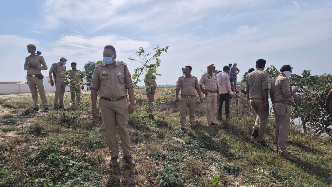 फोटो-27 गांव कुम्हौली के पास काली नदी के किनारे किशोरी का शव मिलने के बाद छानबीन करते अपर पुलिस