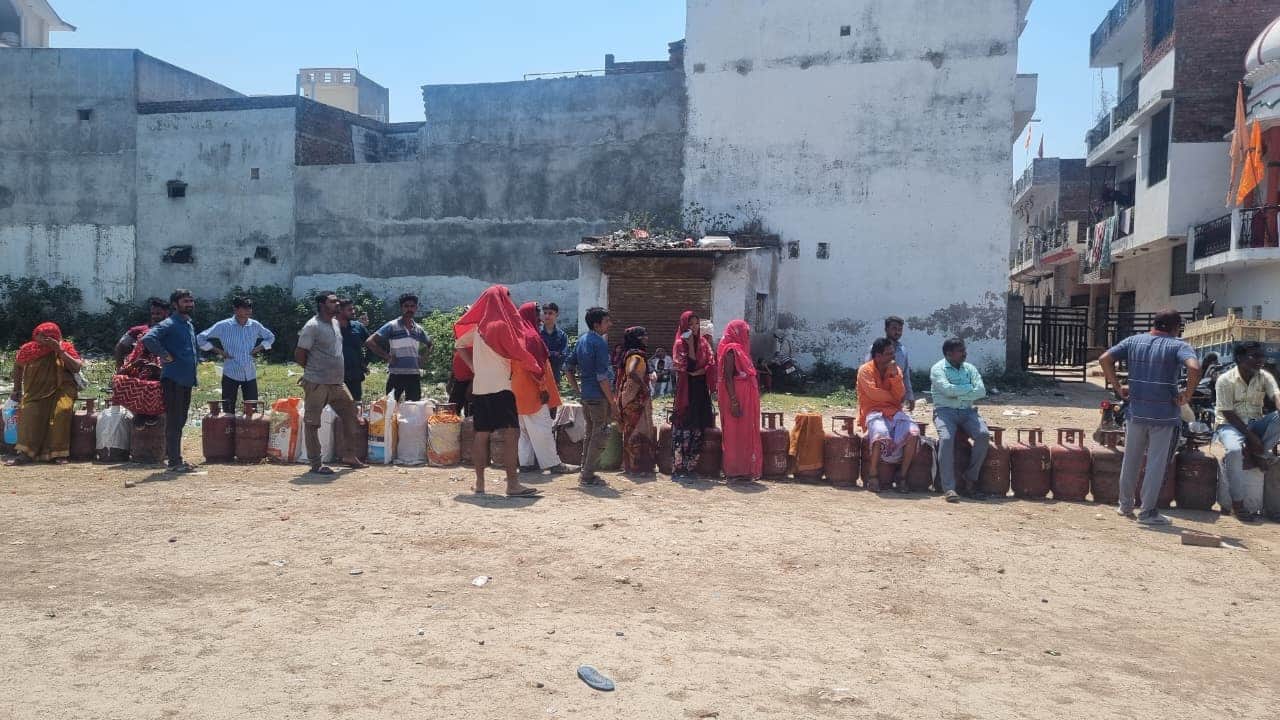 फोटो - 27 सिलिंडर के लिए लगी लाइन। संवाद