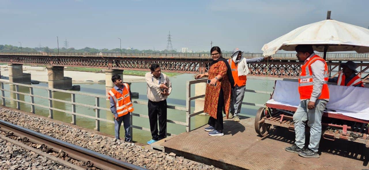 फोटो-31- रेलवे पुल पर चल रहे काम का निरीक्षण करतीं एडीआरएम नीलिमा सिंह व अन्य तकनीकी अधिकारी। 