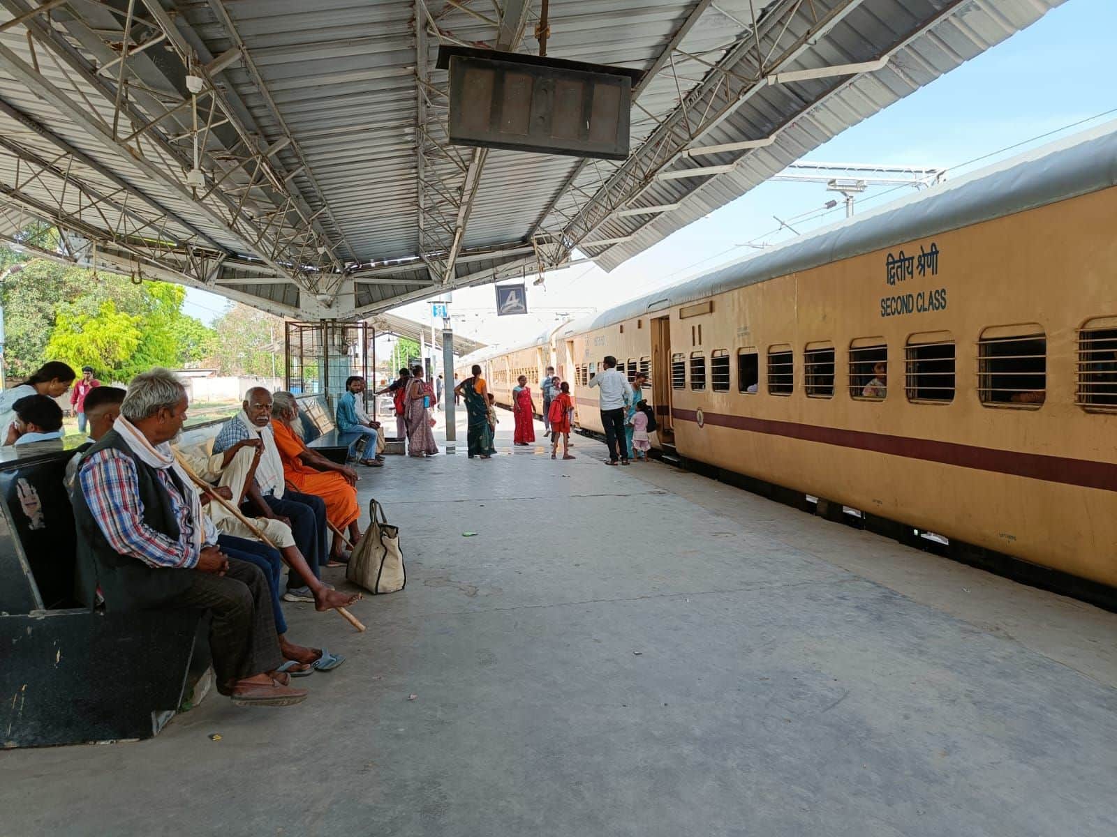 फोटो-47-उन्नाव स्टेशन पर खड़ी बालामऊ पैसेंजर। संवाद