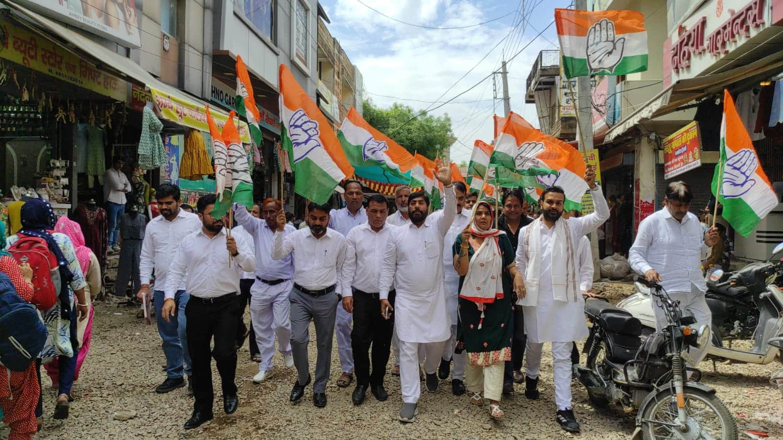 फोटो 9कांग्रेस जिला अध्यक्ष सत्यवीर झुकिया के नेतृत्व में पुल बाजार क्षेत्र में सड़क निर्माण 