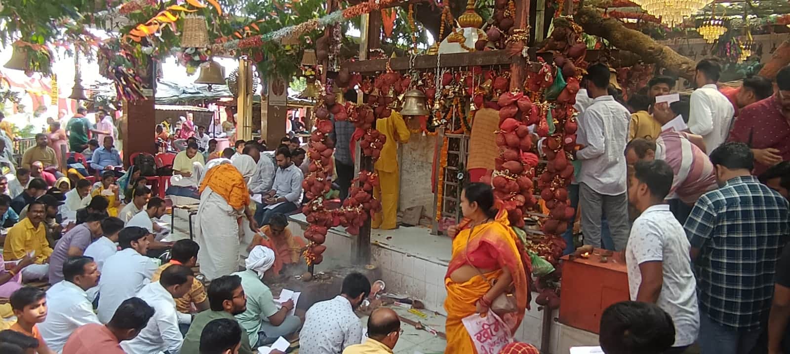 फोटो न- 02सीकेटीपी 22 लैना बाबा मंदिर में पाठ करते भक्त। संवाद