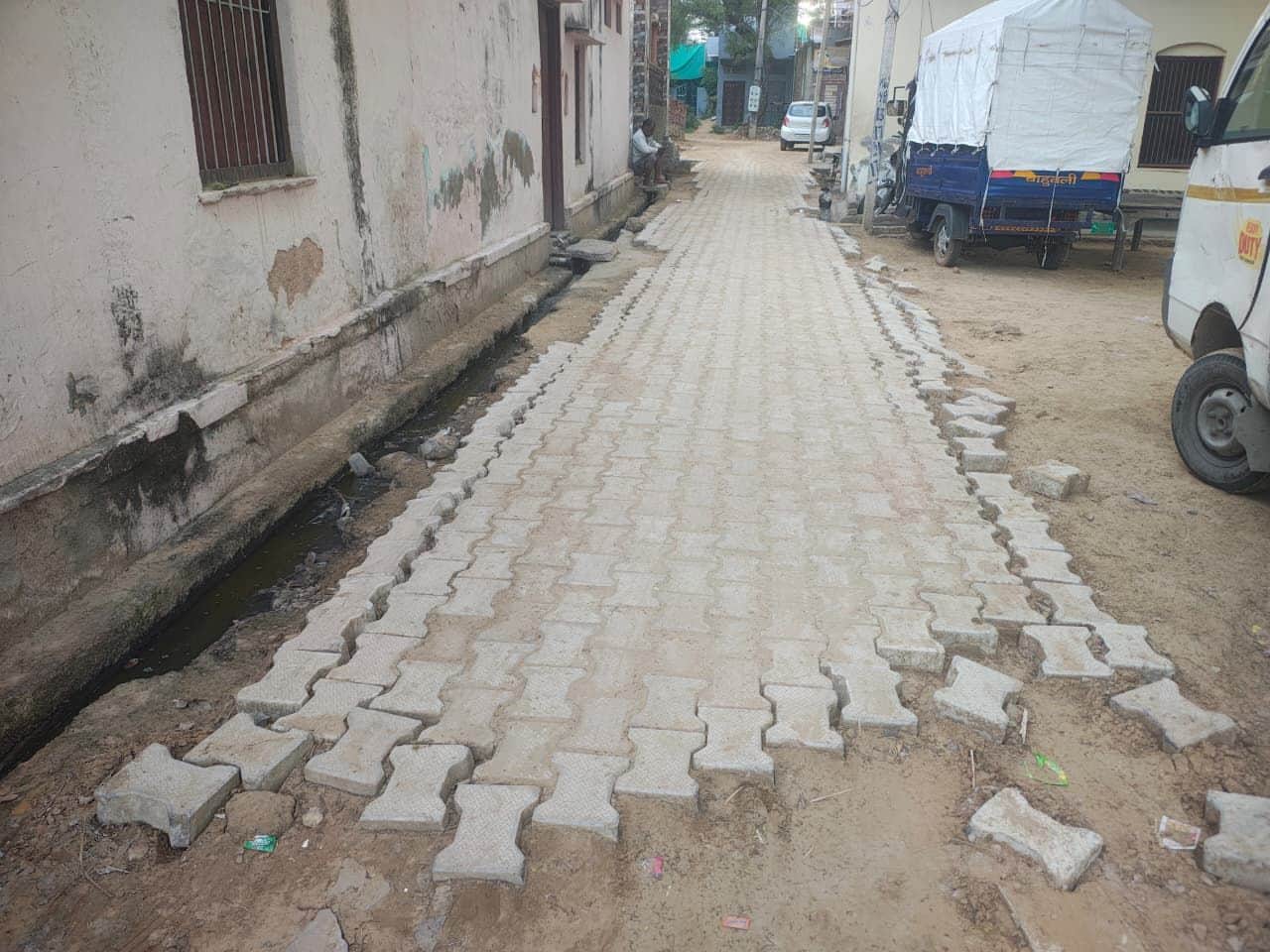 फोटो संख्या:67- मोहल्ला राठौड़ान में अधर में सड़क निर्माण कार्य--संवाद