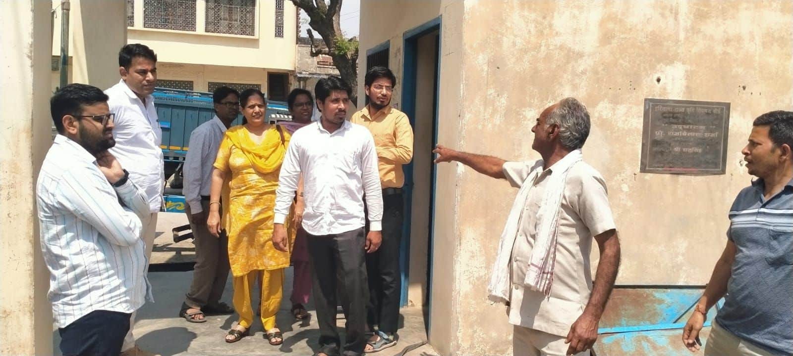 फोटो संख्या:70- अनाज मंडी में निरीक्षण के दौरान सफाई व्यवस्था को लेकर मार्केट कमेटी के कर्मचारि