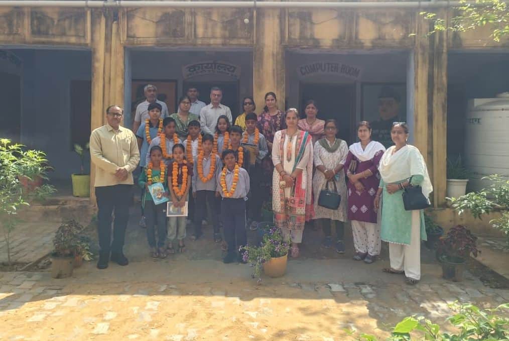 फोटो संख्या:77- राजकीय वरिष्ठ माध्यमिक विद्यालय भगड़ाना में विद्यार्थियों को सम्मानित करते  स्