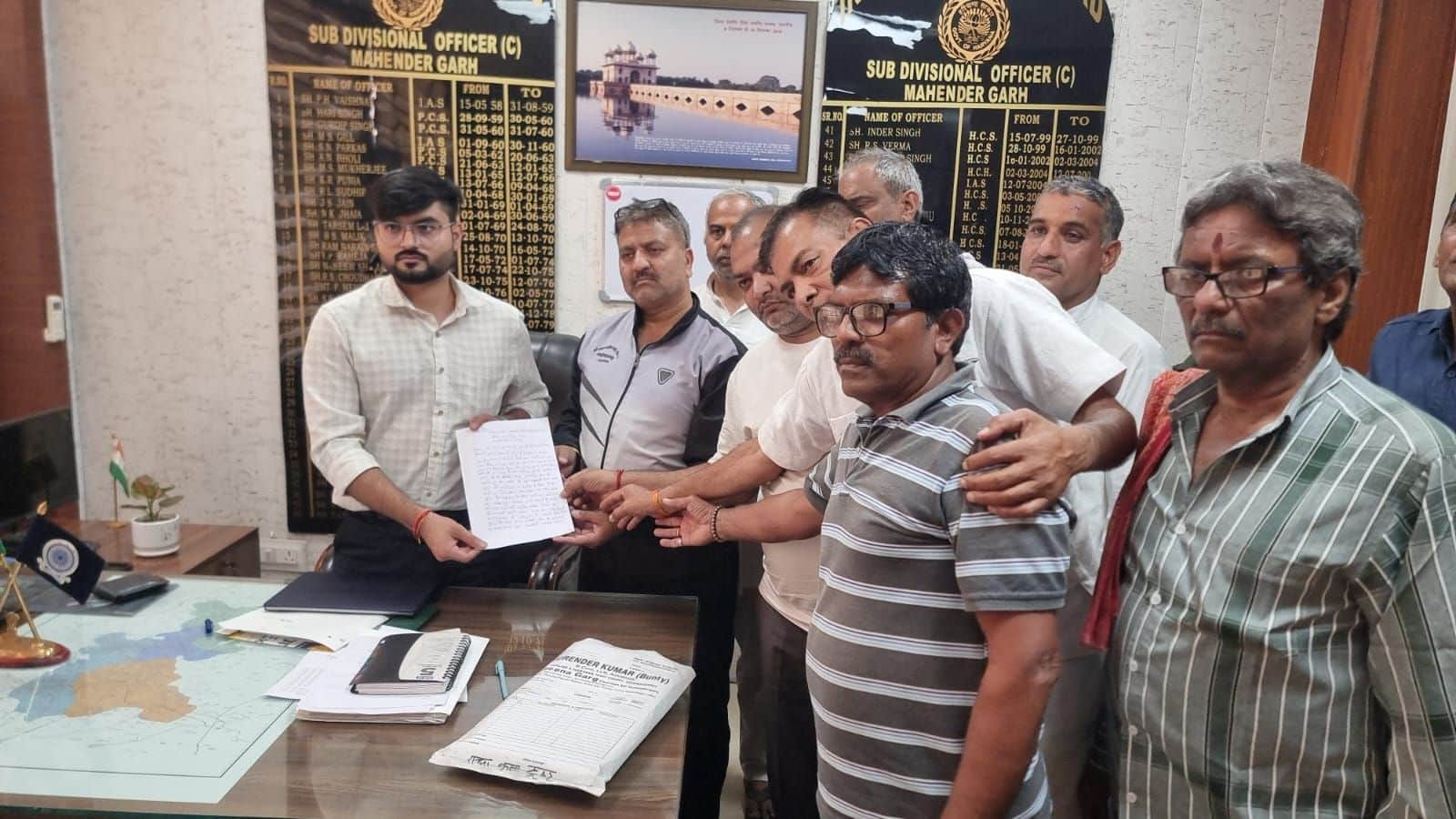 फोटो संख्या:83- एसडीएम योगेश सैनी को ज्ञापन सौंपते शहरवासी --स्रोत- संस्था