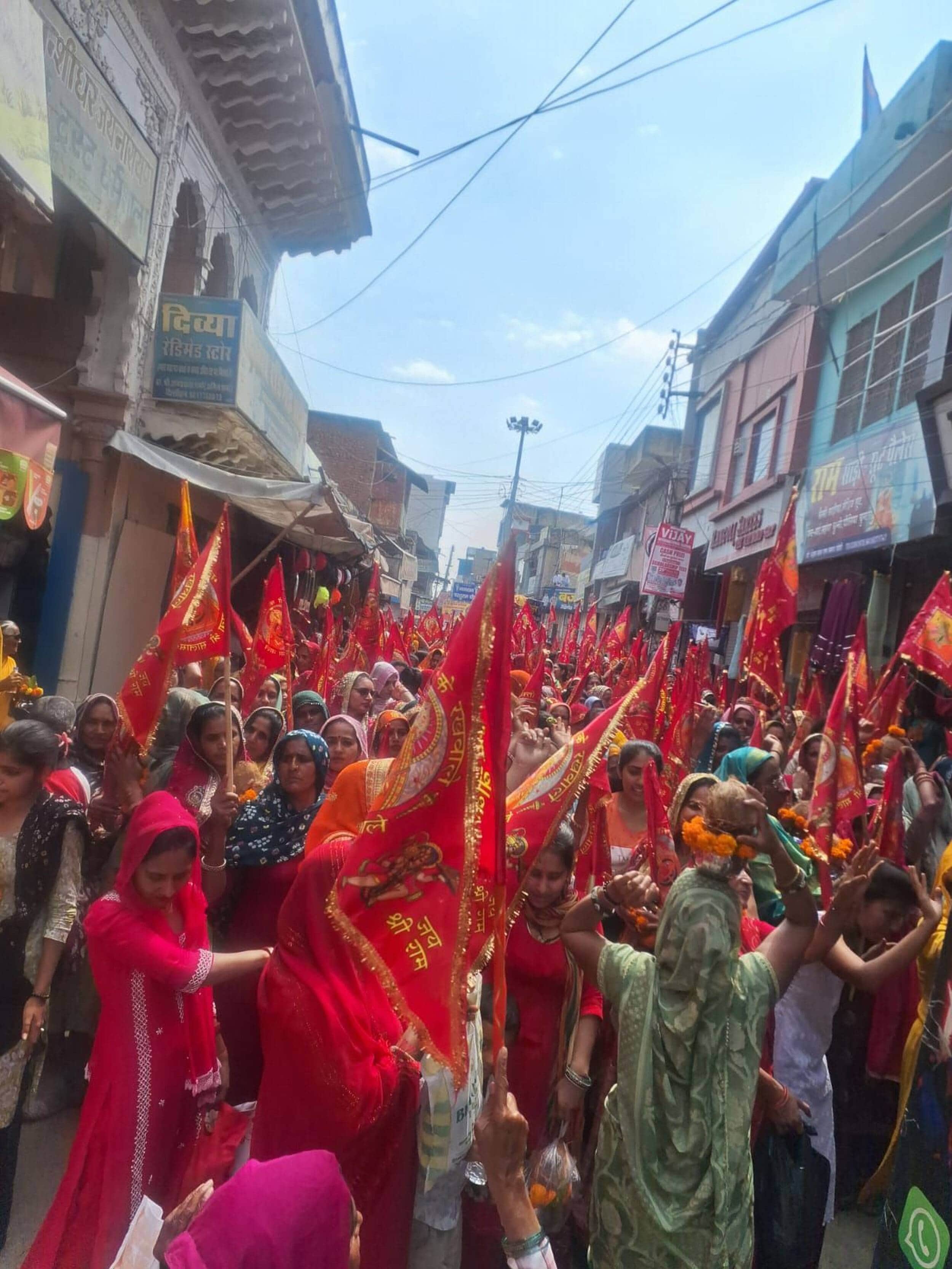फोटो संख्या:84- शहर के मुख्य मार्गों से कलश व ध्वजा यात्रा निकालते श्रद्धालु--स्रोत- आयोजक