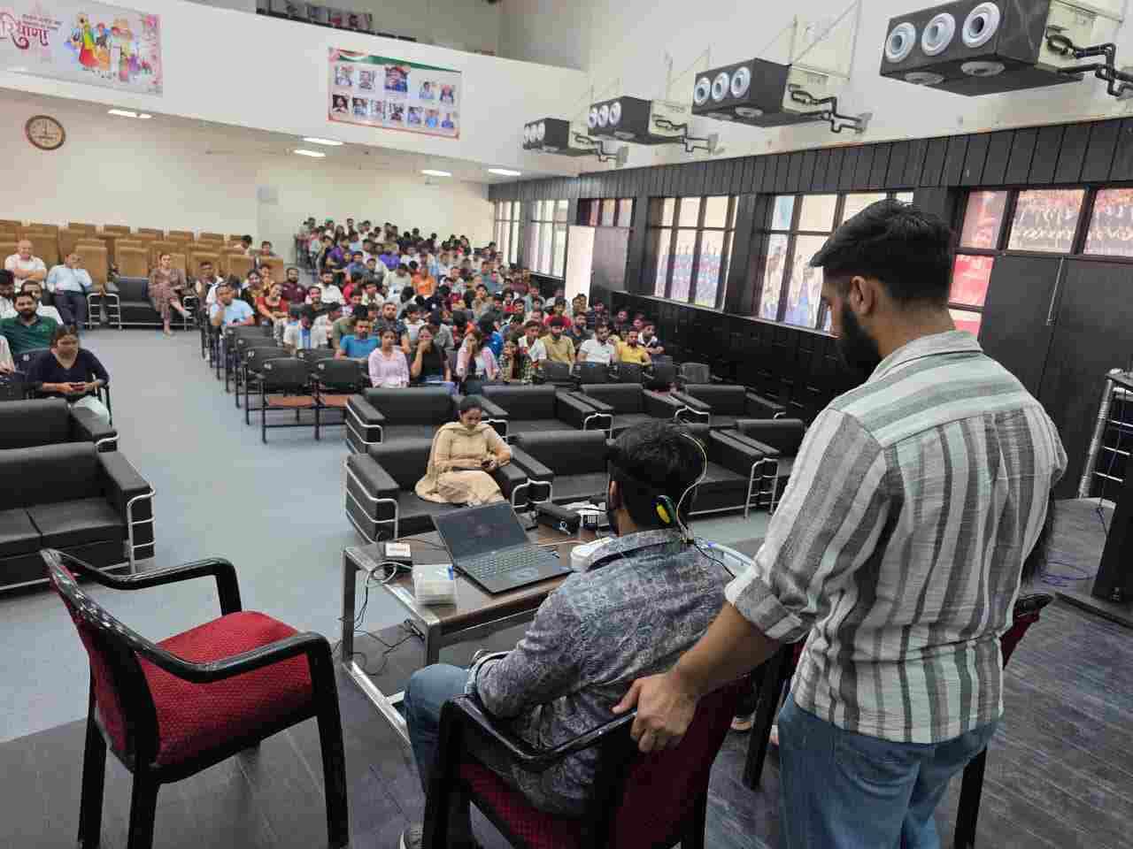 फोटो : सोनीपत के हरियाणा खेल विश्वविद्यालय, राई में विद्यार्थियों को जानकारी देते मुख्य विशेषज