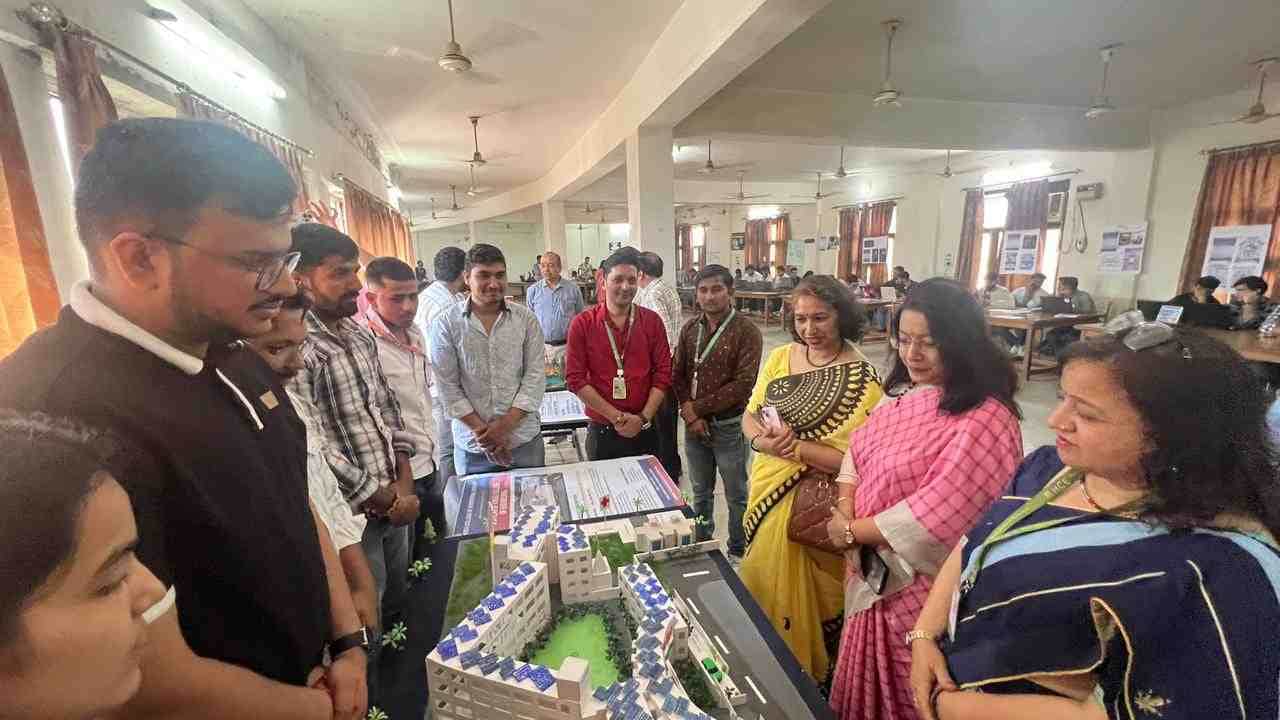 फोटो .सोनीपत के हिंदू कॉलेज ऑफ इंजीनियरिंग में प्रदर्शनी का अवलोकन करती प्राध्यापिकाएं। स्रोत: 