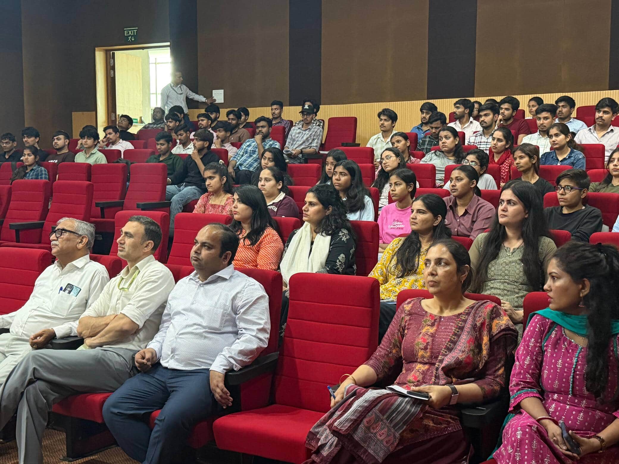 फोटो . सोनीपत के मुरथल विवि में आयोजित कार्यक्रम के दौरान उपस्थित विवि स्टाफ एवं विद्यार्थी। स्