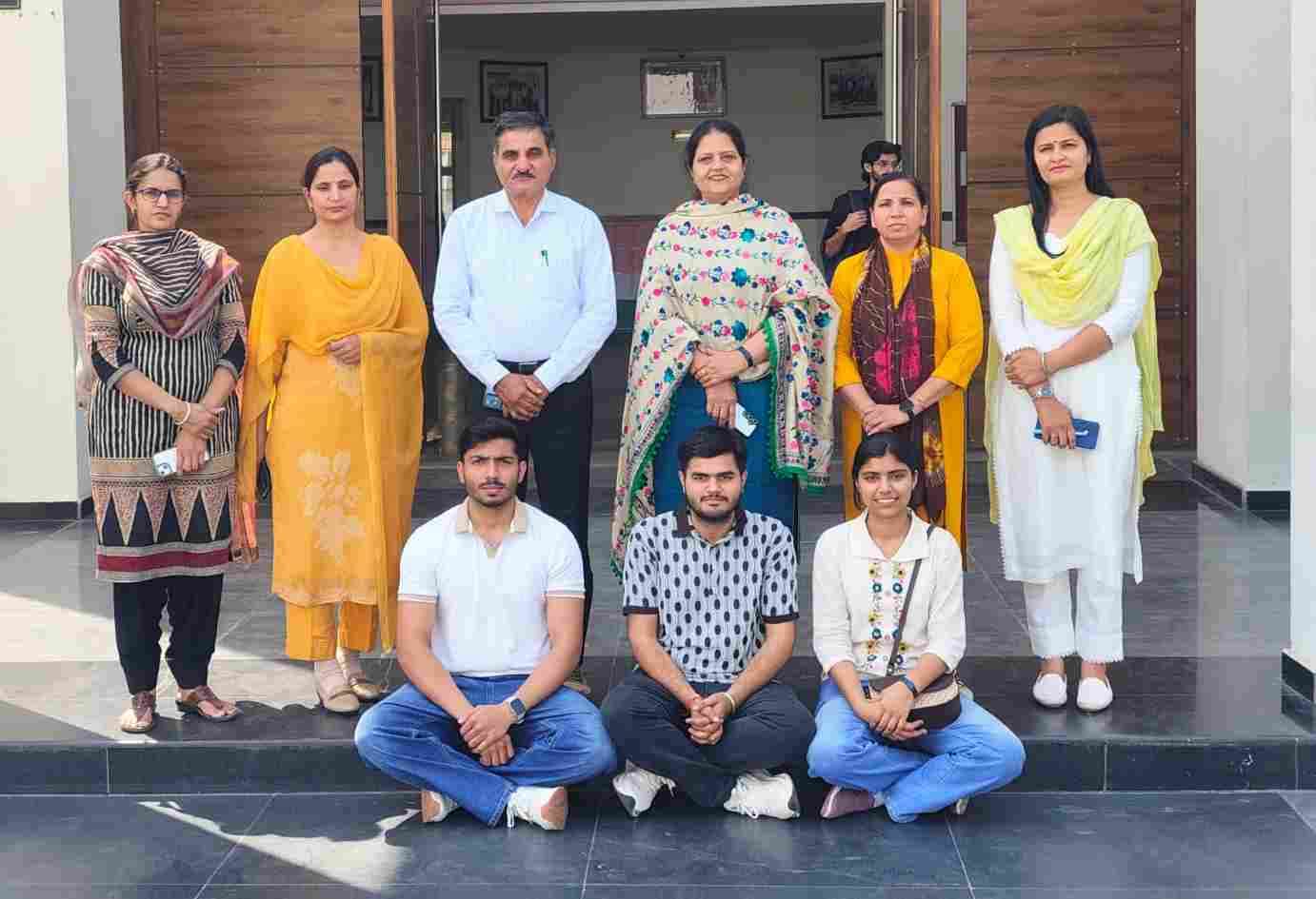 फोटो : सोनीपत के सीआरए कॉलेज में मेधावी विद्यार्थियों के साथ प्राचार्य डाॅ. जेएस फोर। स्रोत: म