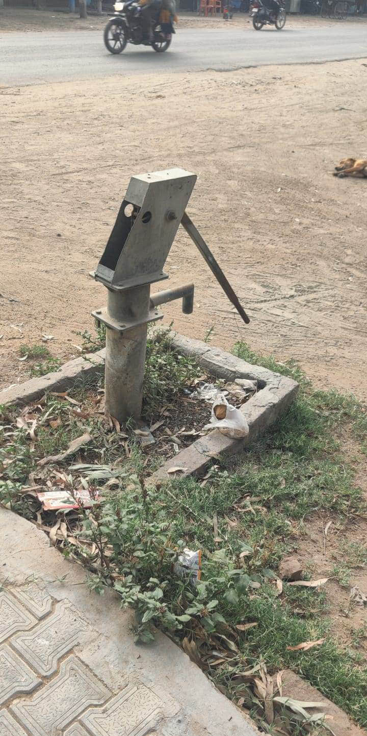 गढ़ नगर में खराब पड़ा हैंडपंप। संवाद