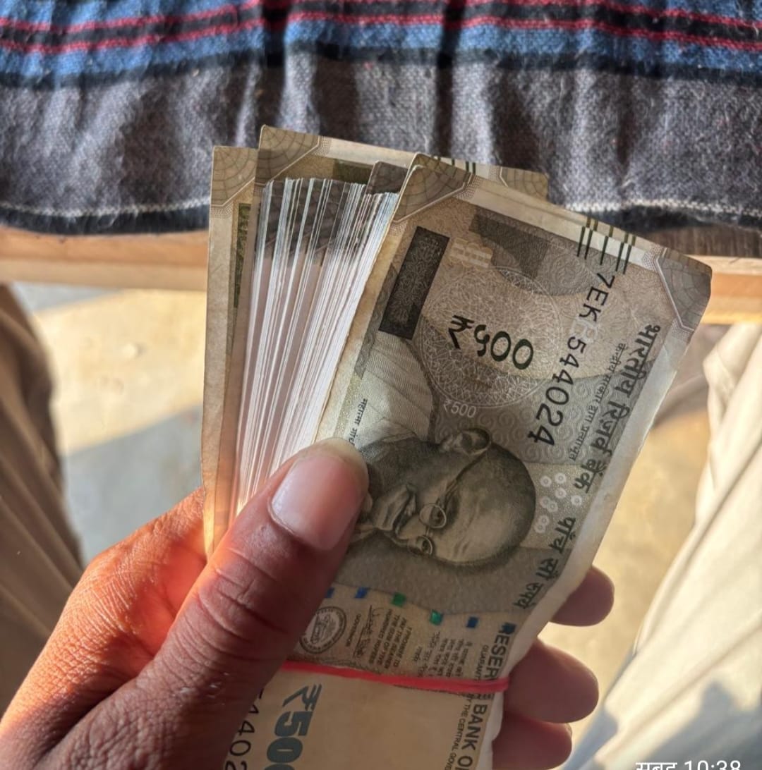 Genuine notes at the top and bottom of the stack, but a fake note found in the middle.