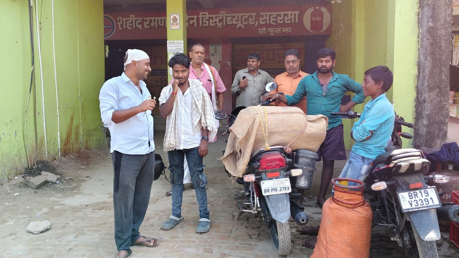 गैस के लिए एजेंसी पहुंचे उपभोक्ता