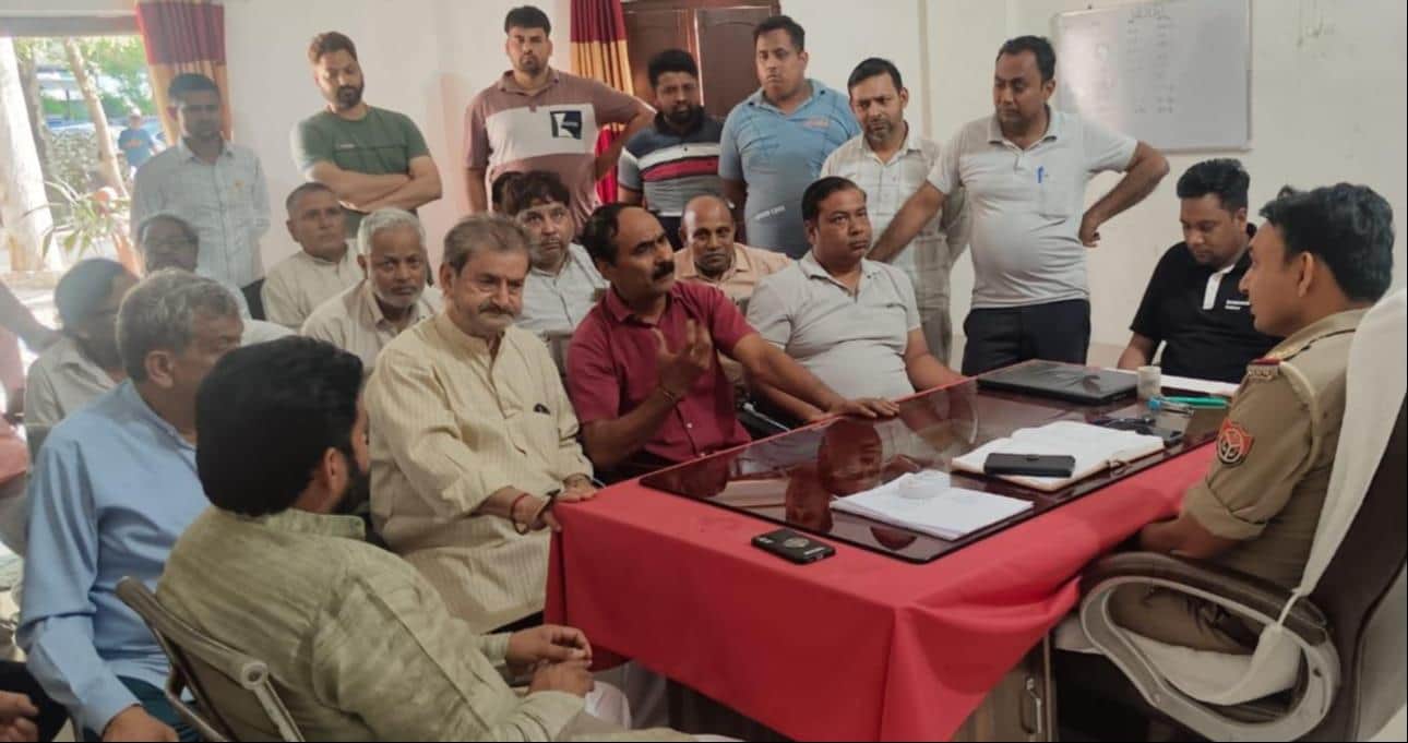 गढ़ी पुख्ता थाने में थाना प्रभारी से व्यापार मंडल के पदाधिकारी घटना की जानकारी देते हुए
