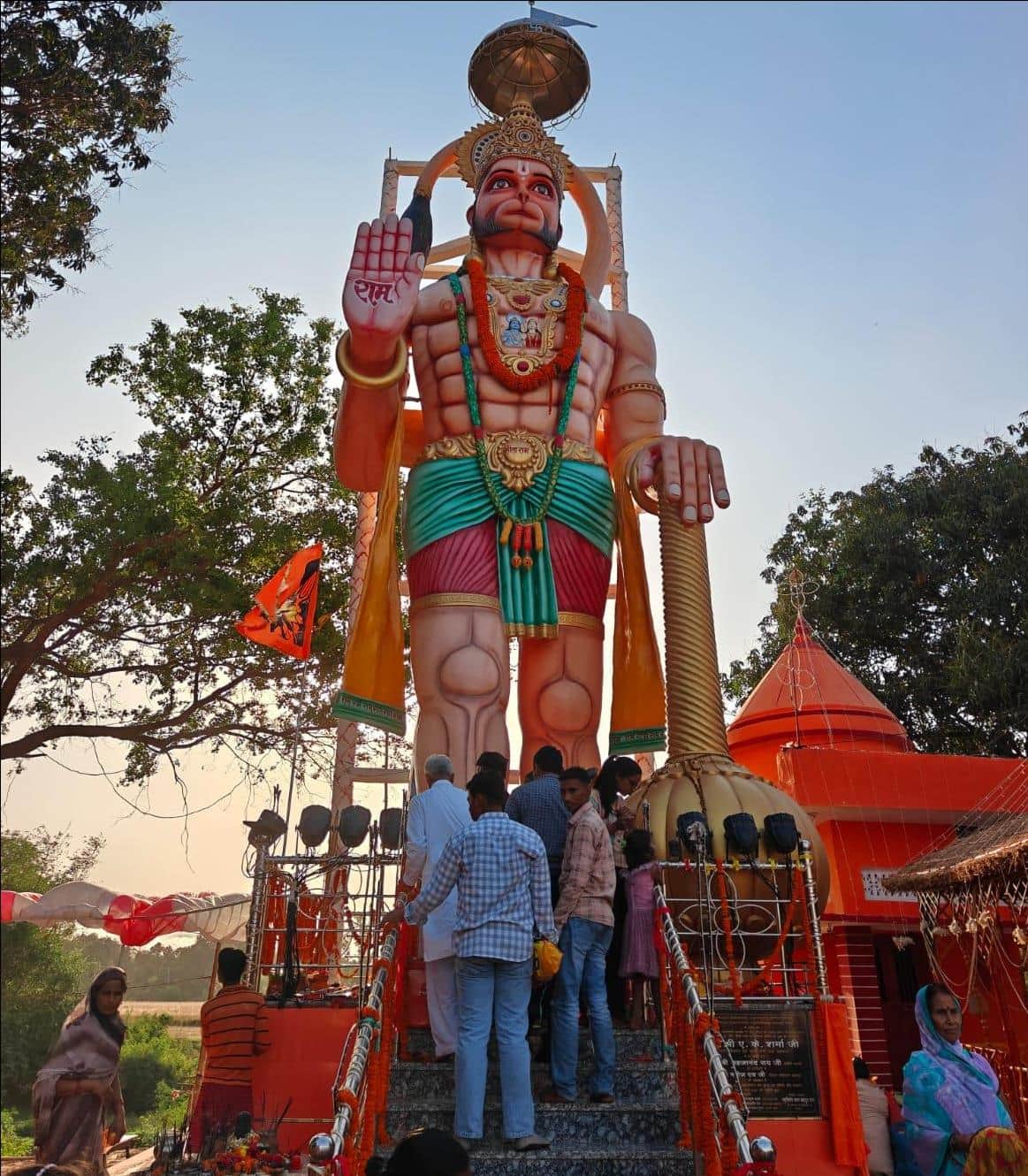 घोसी के अमिला में 51 फिट की श्री हनुमान प्रतिमा का हुआ लोकार्पण।