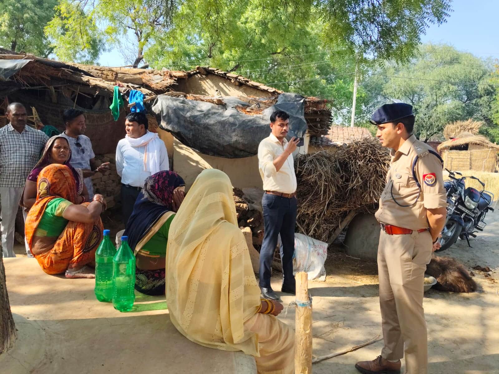 घटना के बाद पीड़ित परिजन के घर पहुंचकर पूछताछ करते एसपी सत्यनारायण प्रजापत। संवाद