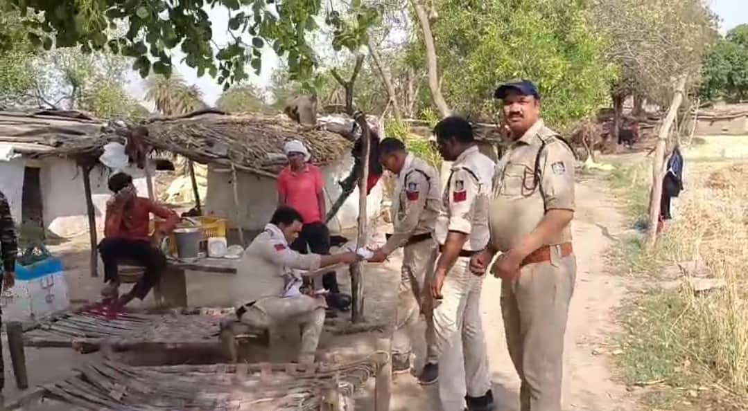 घटना स्थल पर पहुंचकर जांच करती हुई पुलिस टीम।