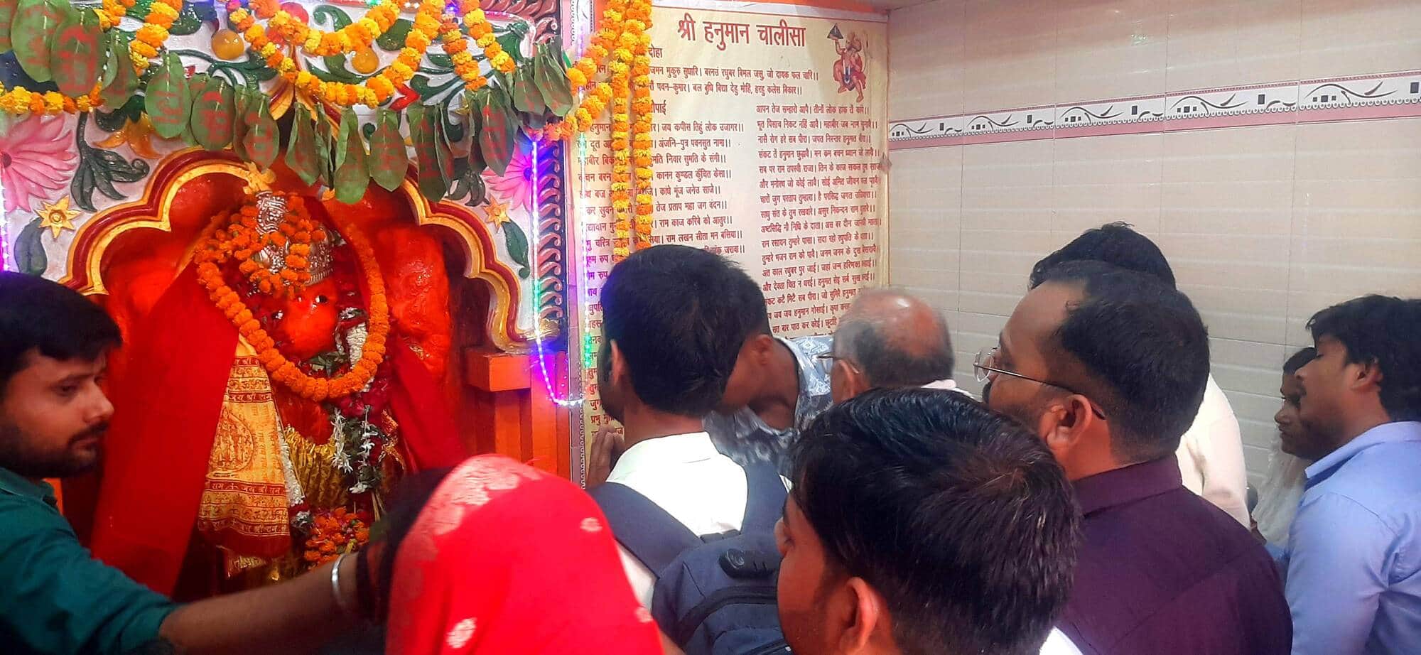 हनुमान जन्मोत्सव पर नगर के बड़ादेव हनुमान मंदिर में दर्शन-पूजन करते लोग। संवाद