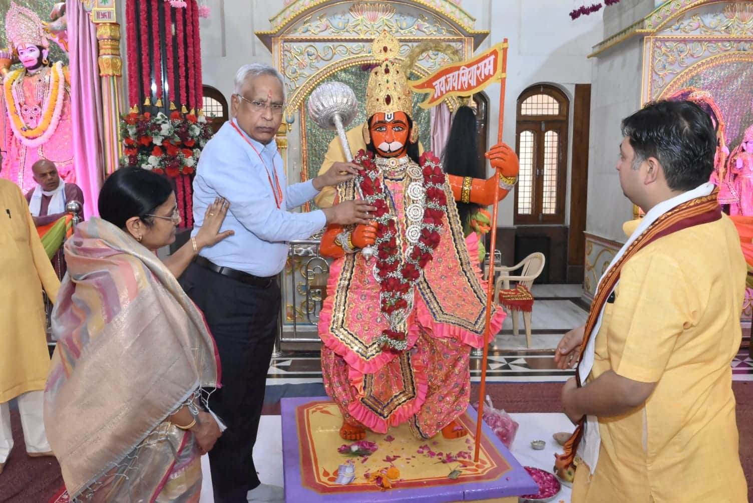 हनुमान मंदिर, नागोरी गेट से निकली शोभा यात्रा के दौरान हनुमान  की आरती करते महोत्सव संयोजक प्रम