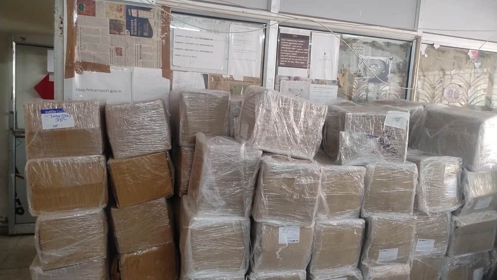  हैप्पी कार्ड शाखा में रखे नए हैप्पी कार्डों के बंडल।