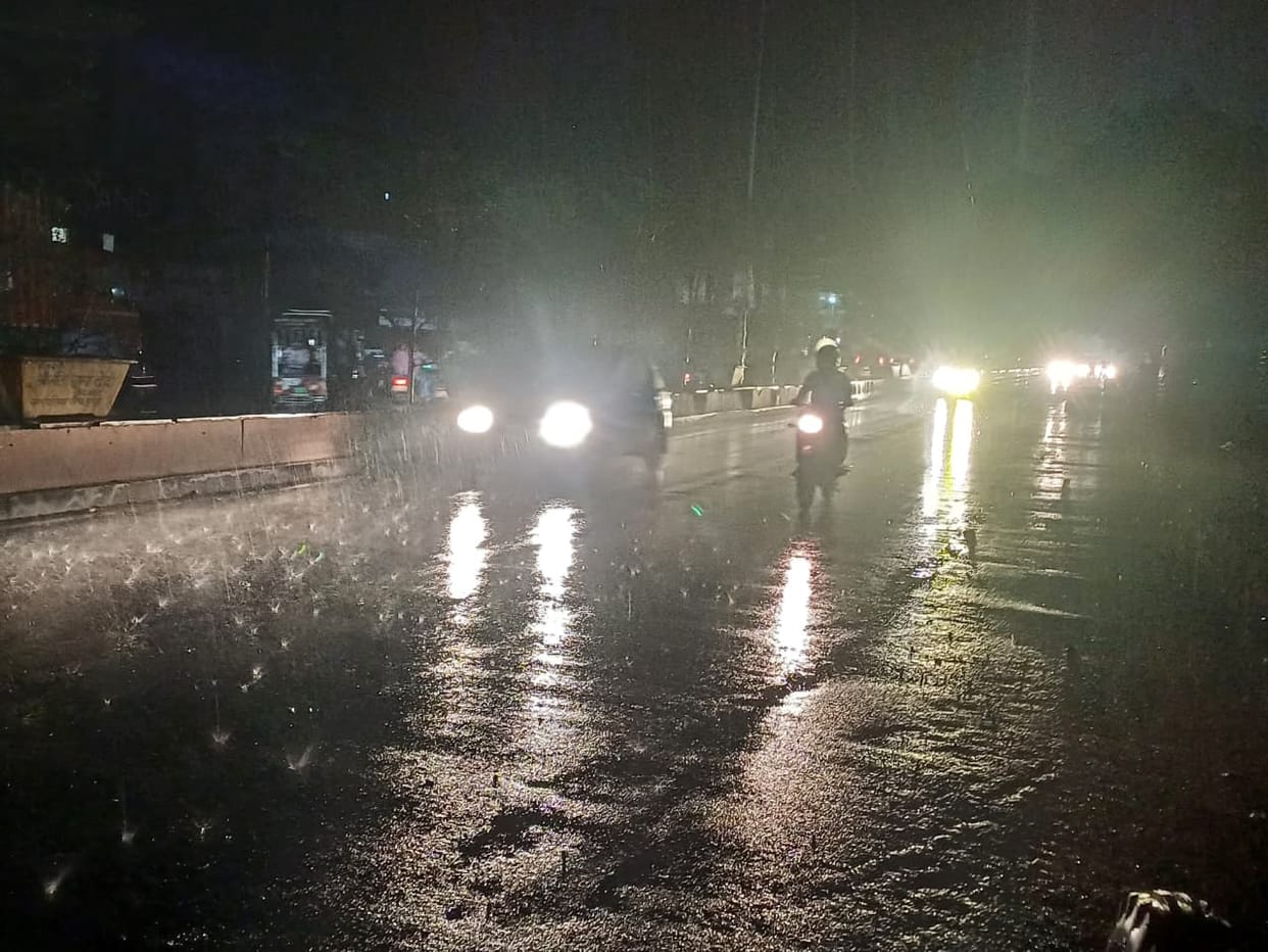 The weather changed again, the temperature dropped due to rain accompanied by strong winds.