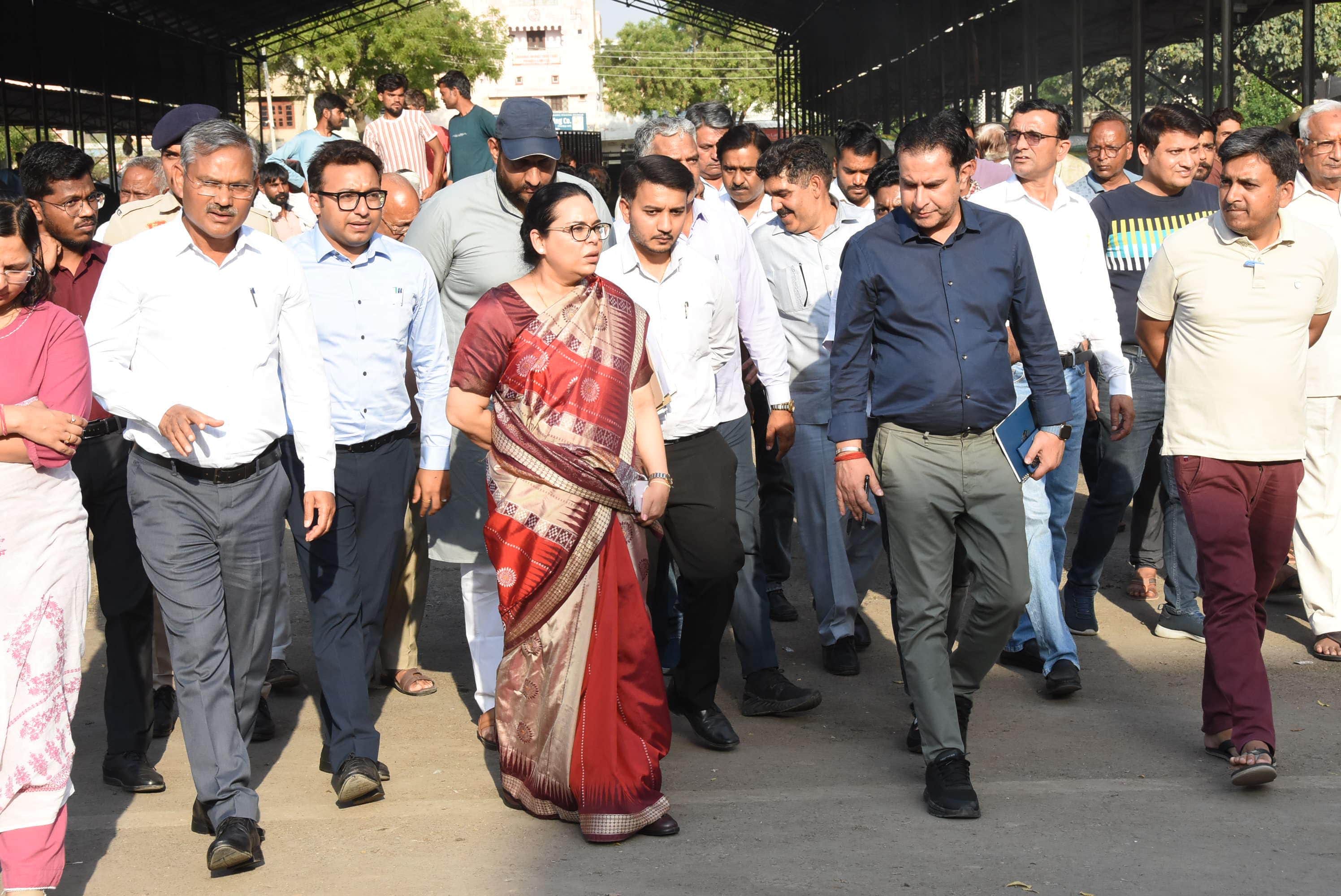 हिसार मंडी का निरीक्षण करने के लिए पहुंची वरिष्ठ आईएएस एवं जिला की प्रशासनिक सचिव अमनीत पी कुमा