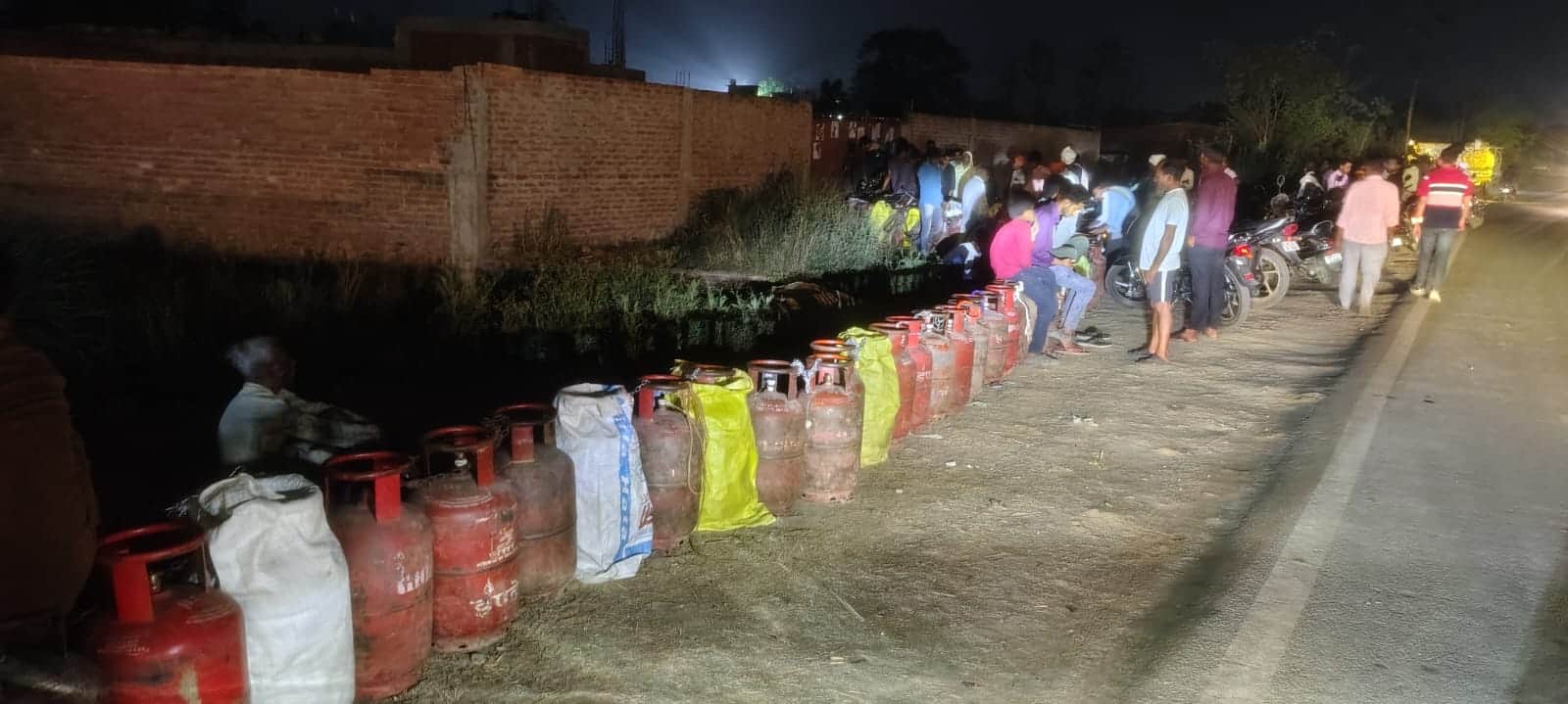 हाटा में गैस की लिए कतार बध रख कर खड़े उपभोक्ता।संवाद