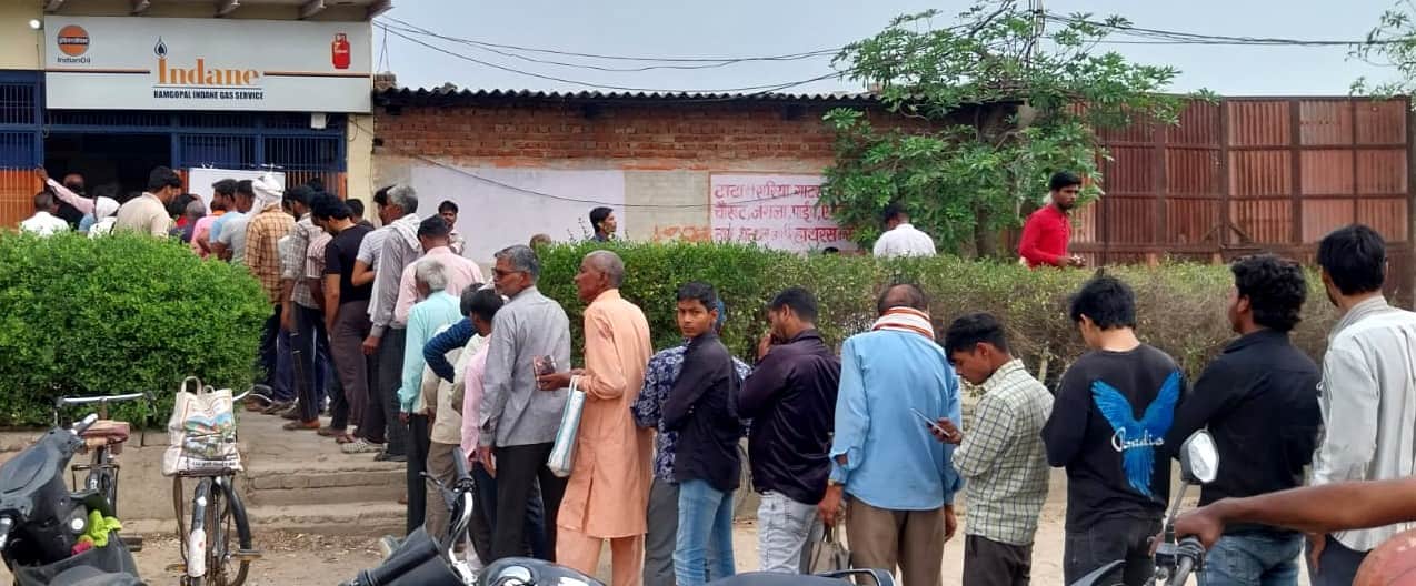 हाथरस जंक्शन स्थित गैस एजेंसी पर लगी कतार। संवाद