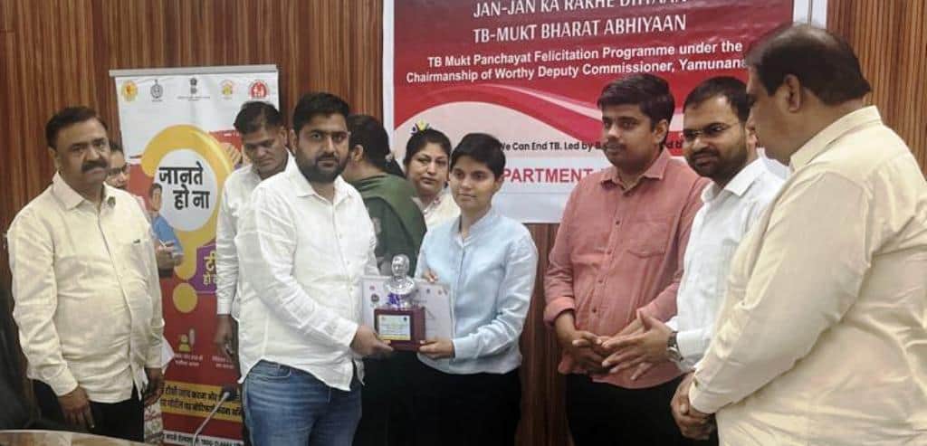 हड़तौल गांव के सरपंच को सम्मानित करती डीसी प्रीति स्वयं