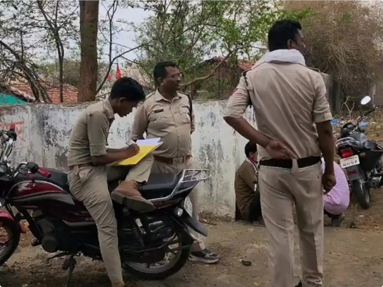 जांच करती पुलिस