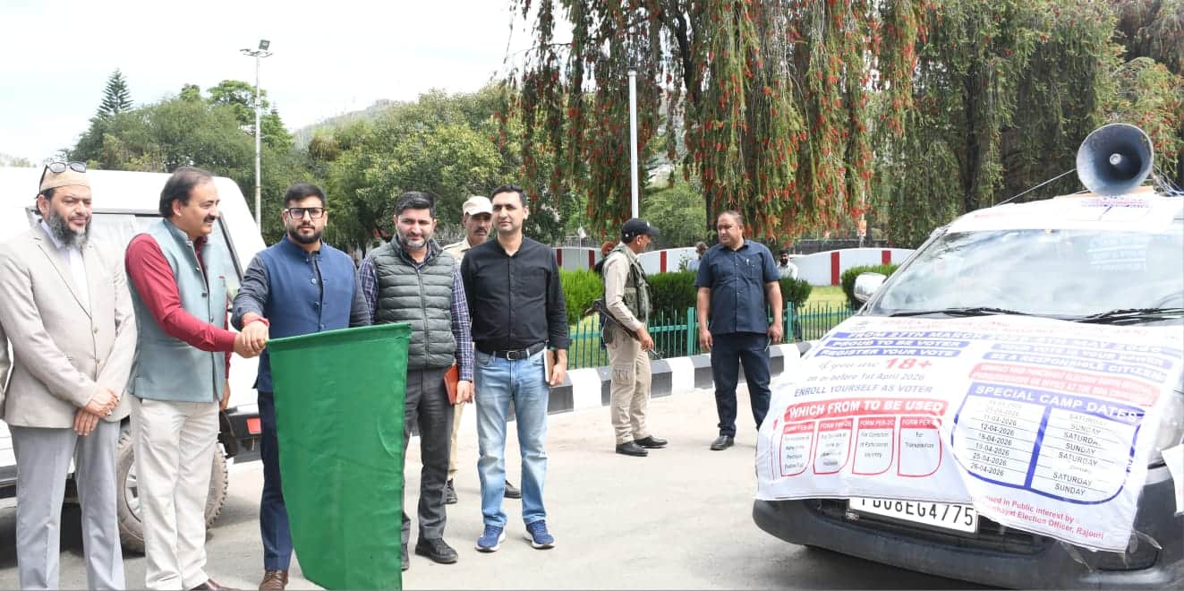 जागरूकता वाहन को झंडी दिखाते डीसी।