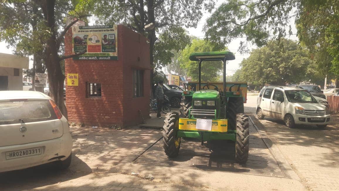 जगाधरी अनाज मंडी में तौलाई के लिए खड़ी ट्रैक्टर ट्राली। संवाद