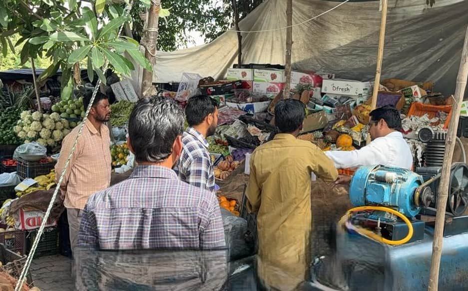 जगाधरी रोड से अतिक्रमण हटाती निगम की टीम। प्रवक्ता