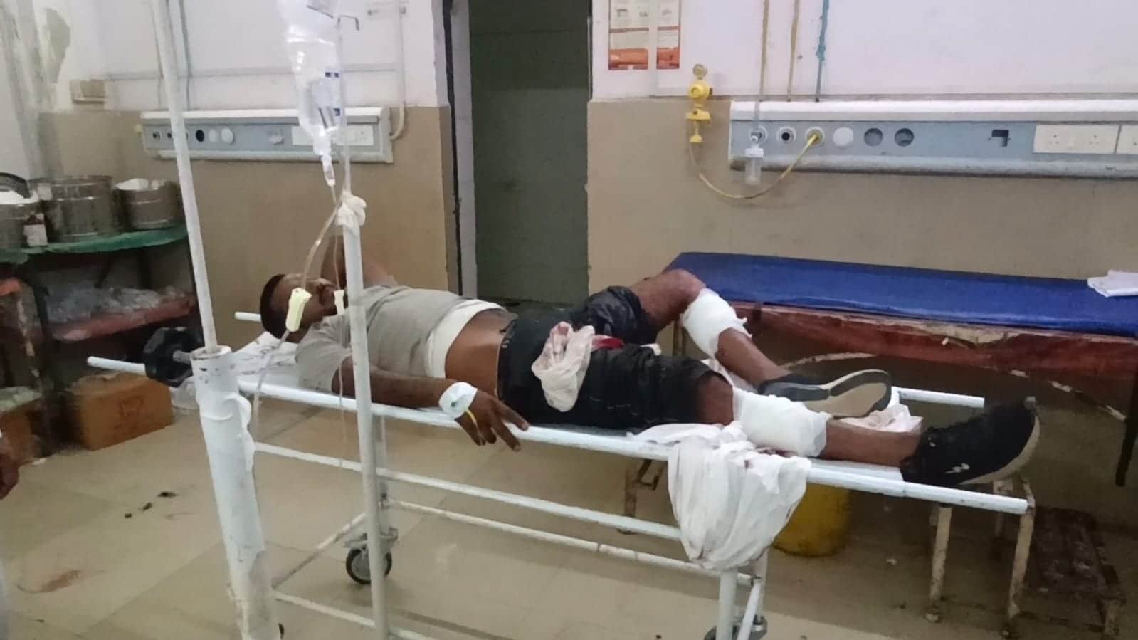 जिला अस्पताल में भर्ती घायल सोनू। स्रोत :पुलिस