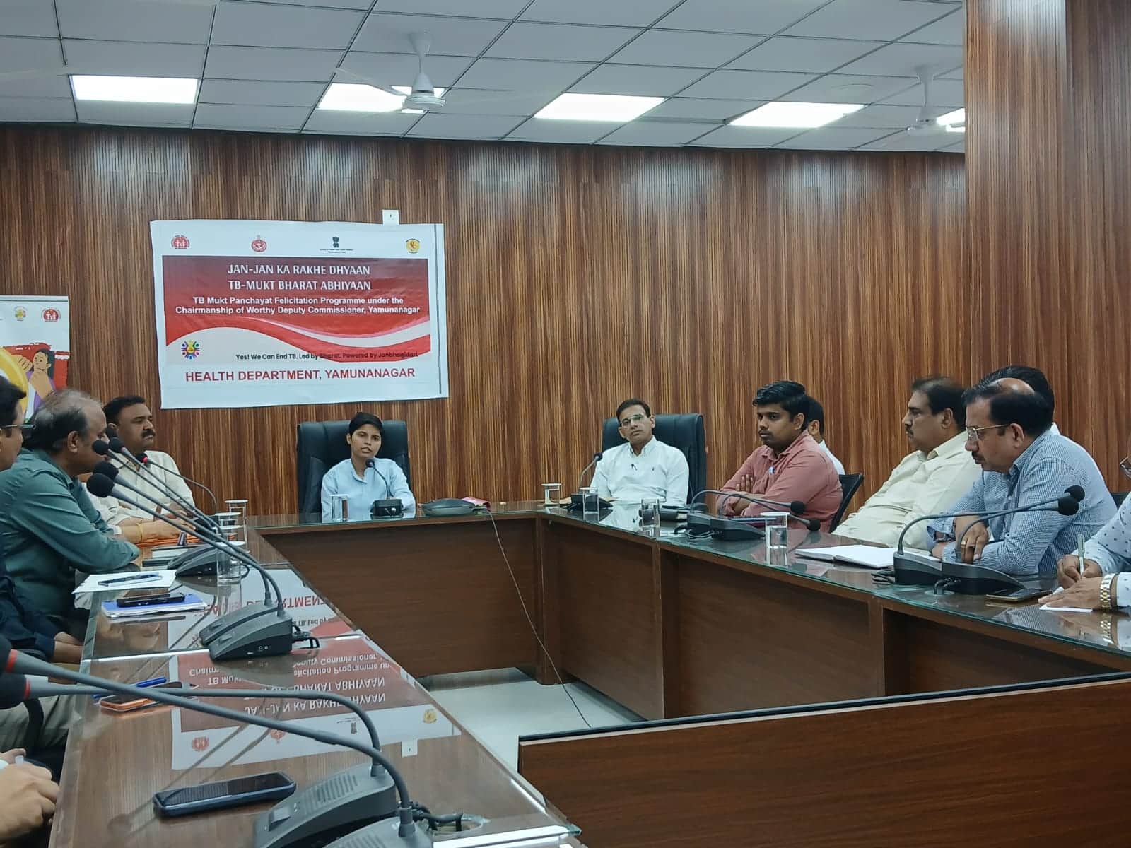 जिला सचिवालय में डीसी प्रीति अधिकारियों के साथ बैठक करते हुए। डीआईपीआरओ