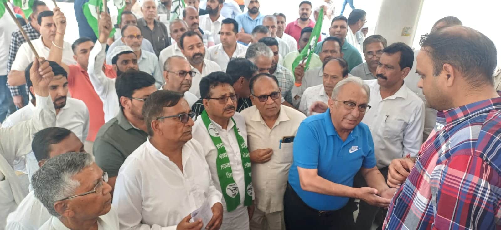 जिला सचिवालय में प्रदर्शन कर नारेबाजी करते इनेलो कार्यकर्ता व किसान। संवाद