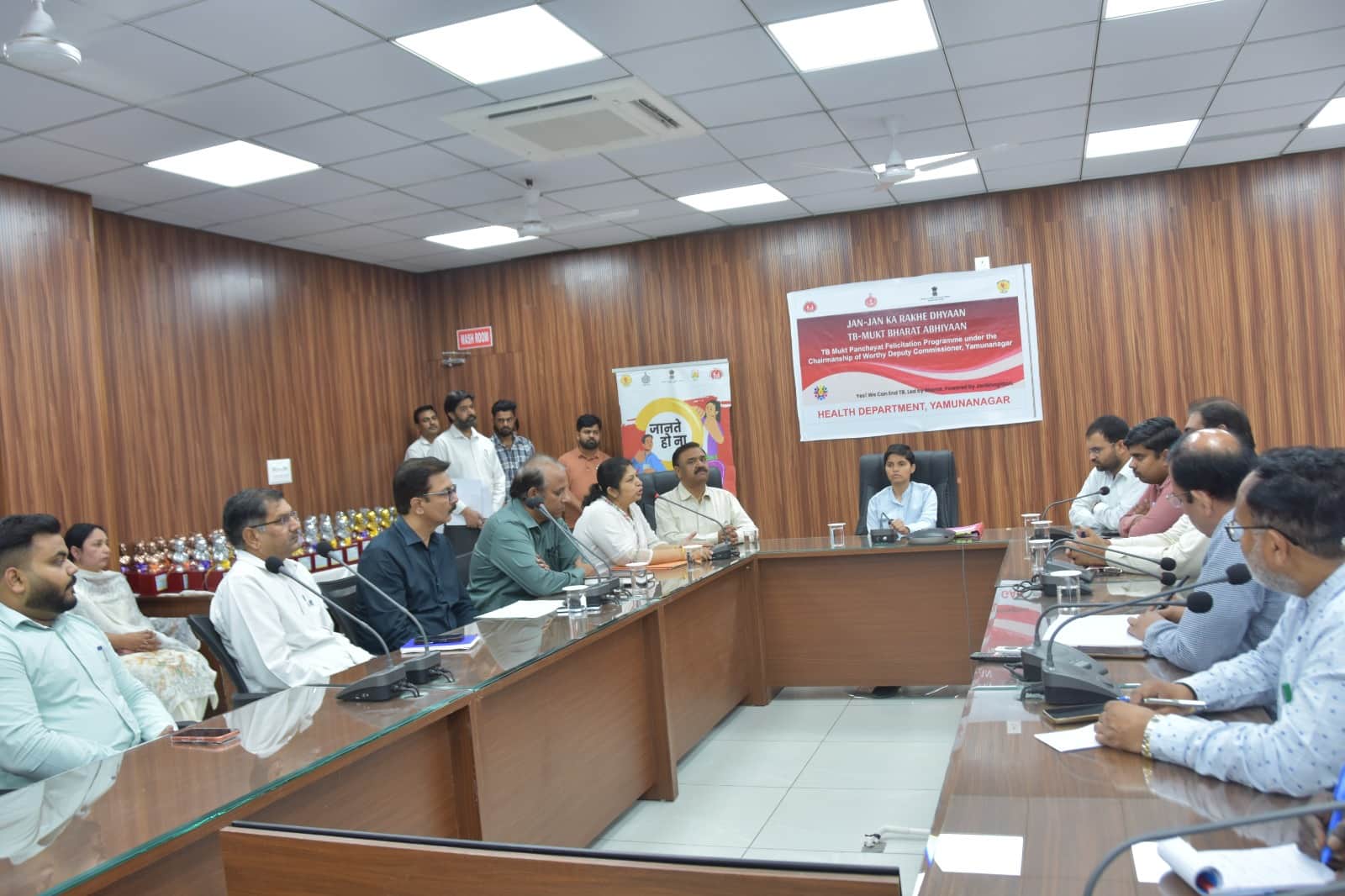 जिला सचिवालय सभागार में आयोजित टीबी मुक्त पंचायत अभिनंदन कार्यक्रम में डीसी प्रीति अधिकारियों 