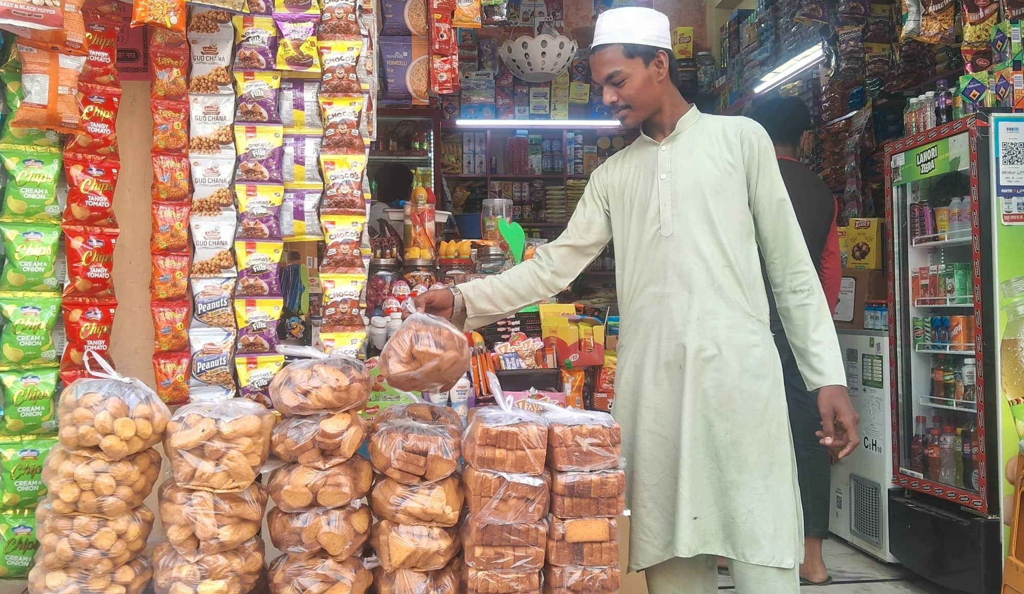 जलालपुर के उर्दू बाजार स्थित सुपर डेयरी पर खरीदारी करता ग्राहक। 