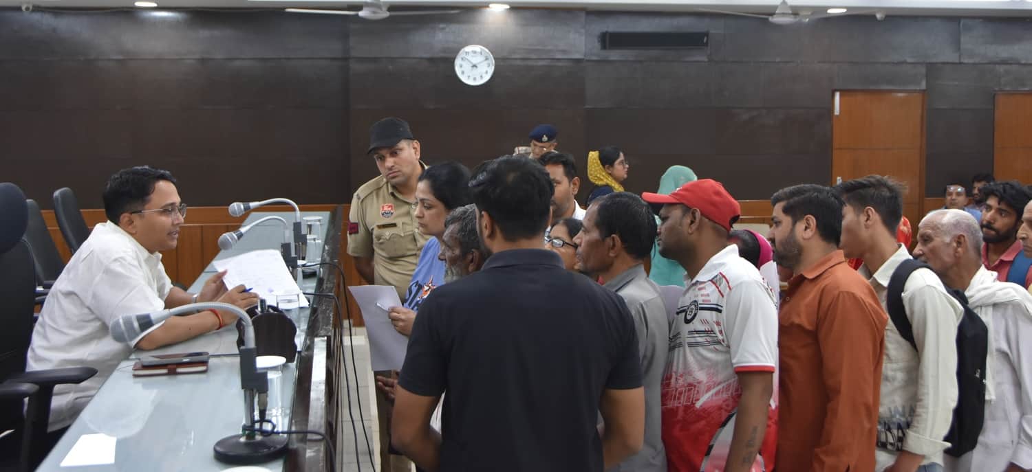 जनता समाधान शिविर में समस्या रखते लोग। स्रोत : सूचना विभाग