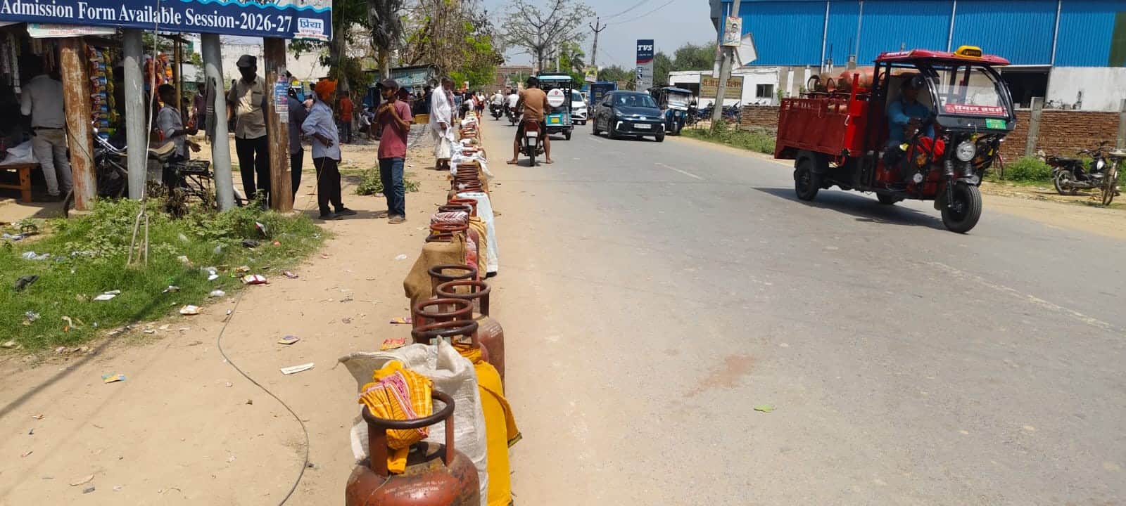 जीराबस्ती स्थित गैस सिलिंडर के लिए लगी कतार।संवाद