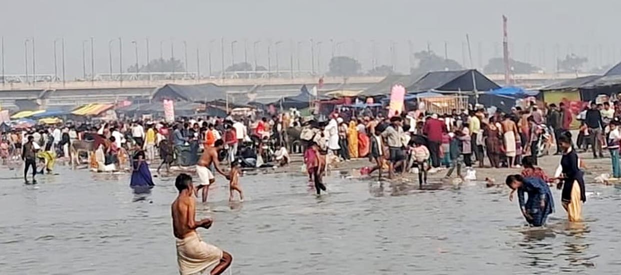 On Chaitra Purnima, devotees took a holy dip in the Ganges and performed worship.