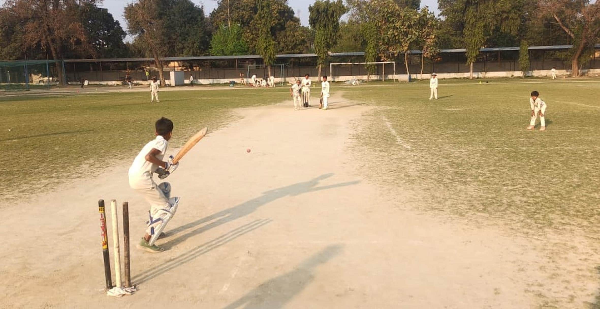 केडीसी मैदान में बृहस्पतिवार को क्रिकेट मैच खेलते खिलाड़ी। - स्रोत : आयोजक