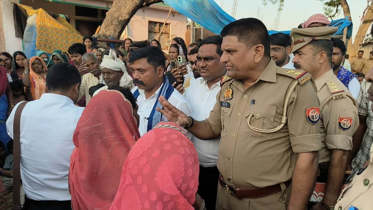 काझा गांव में भरत का शव पहुंचने के बाद परिजनों को समझाती पुलिस। संवाद