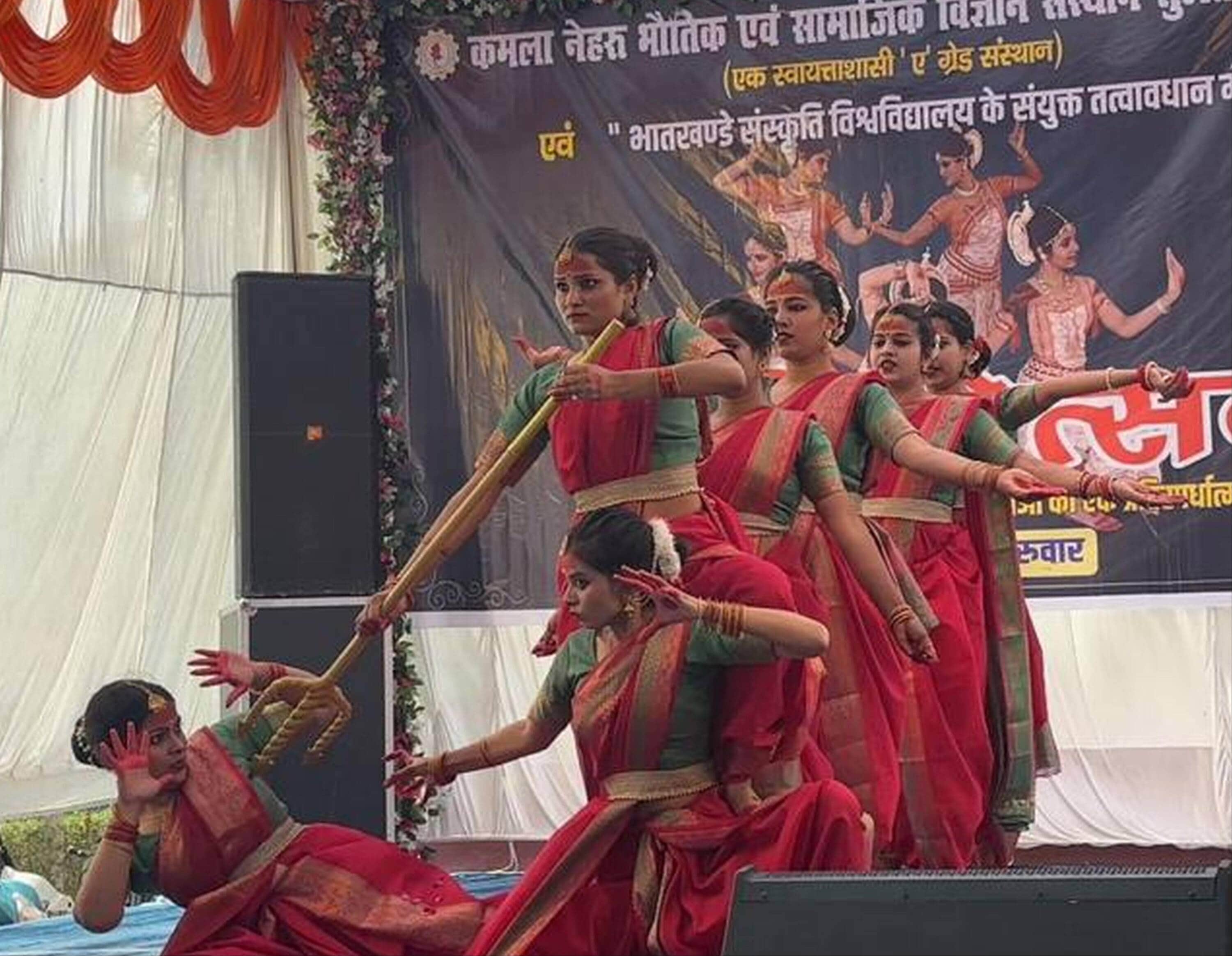 कमला नेहरू भौतिक एवं सामाजिक विज्ञान संस्थान में सांस्कृतिक कार्यक्रम प्रस्तुत करती छात्राएं। स