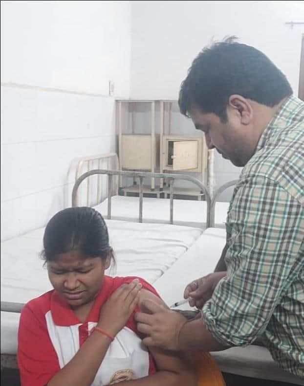कोपागंज सामुदायिक स्वास्थ्य केंद्र पर  बच्ची को एचपीबी टीका लगाते चिकित्सक। संवाद