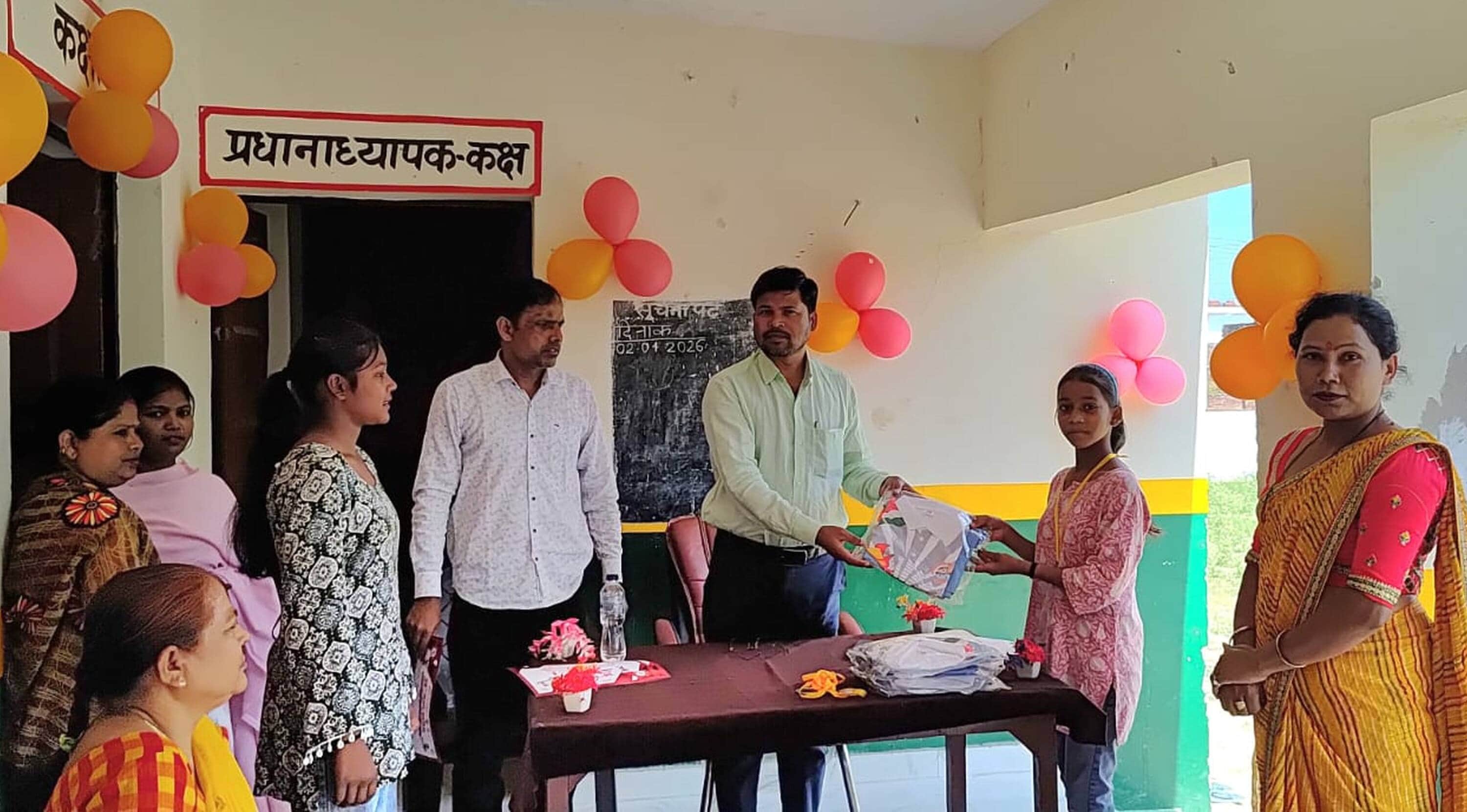 कंपोजिट विद्यालय देवगढ़ में खिलाड़ियों को पुरस्कृत करते अतिथि। स्रोत- विद्यालय