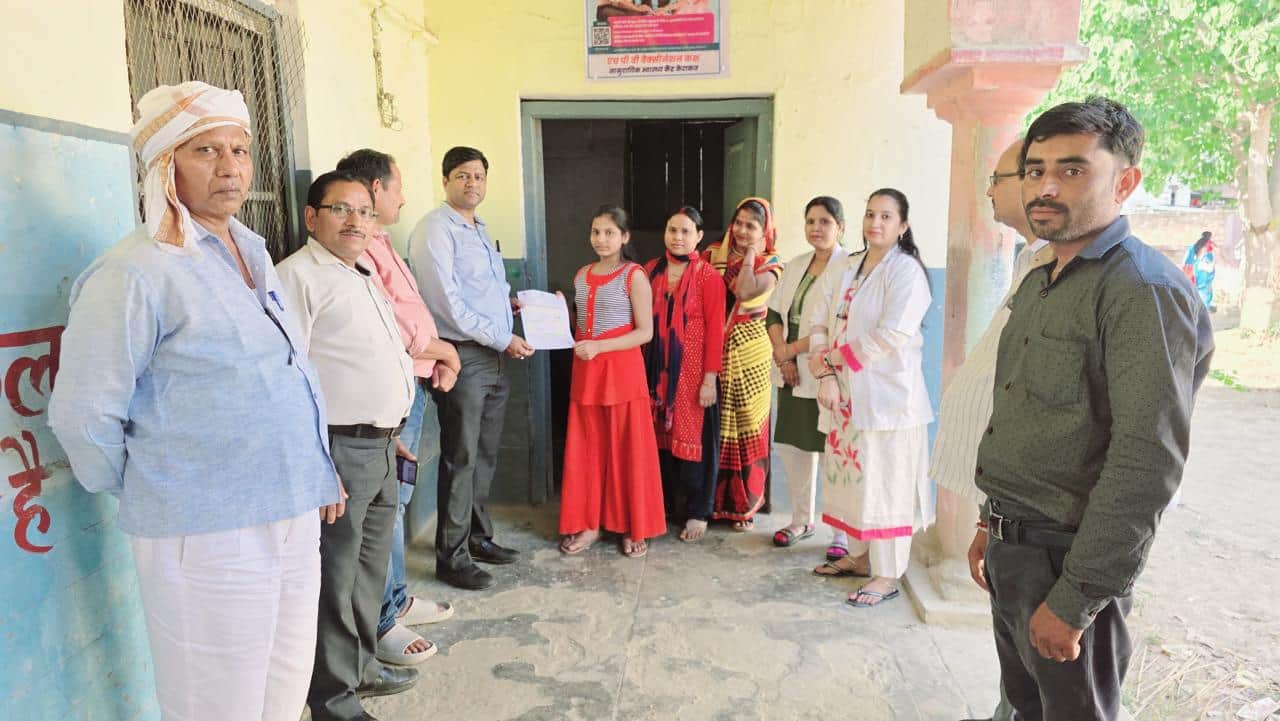 केराकत सीएचसी पर गर्भाशय कैंसर बचाव के टीका का प्रमाण पत्र देते हुए अधीक्षक। स्रोत-संवाद